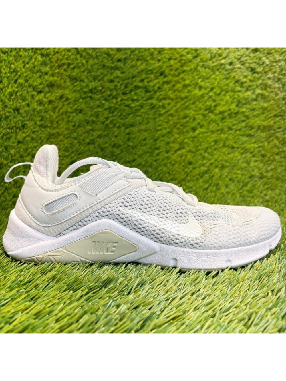 Nike Legend Essential Womens Size 7 Gray White Athletic Training Shoes Sneakers